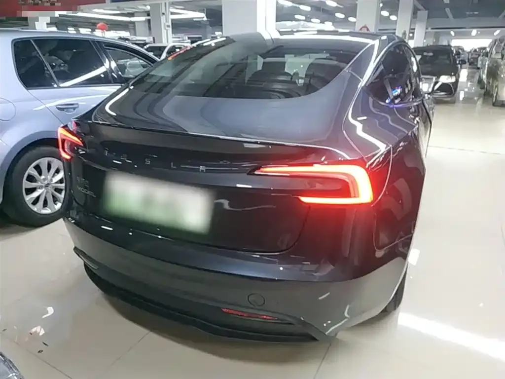 Tesla Model 3 — фото 7