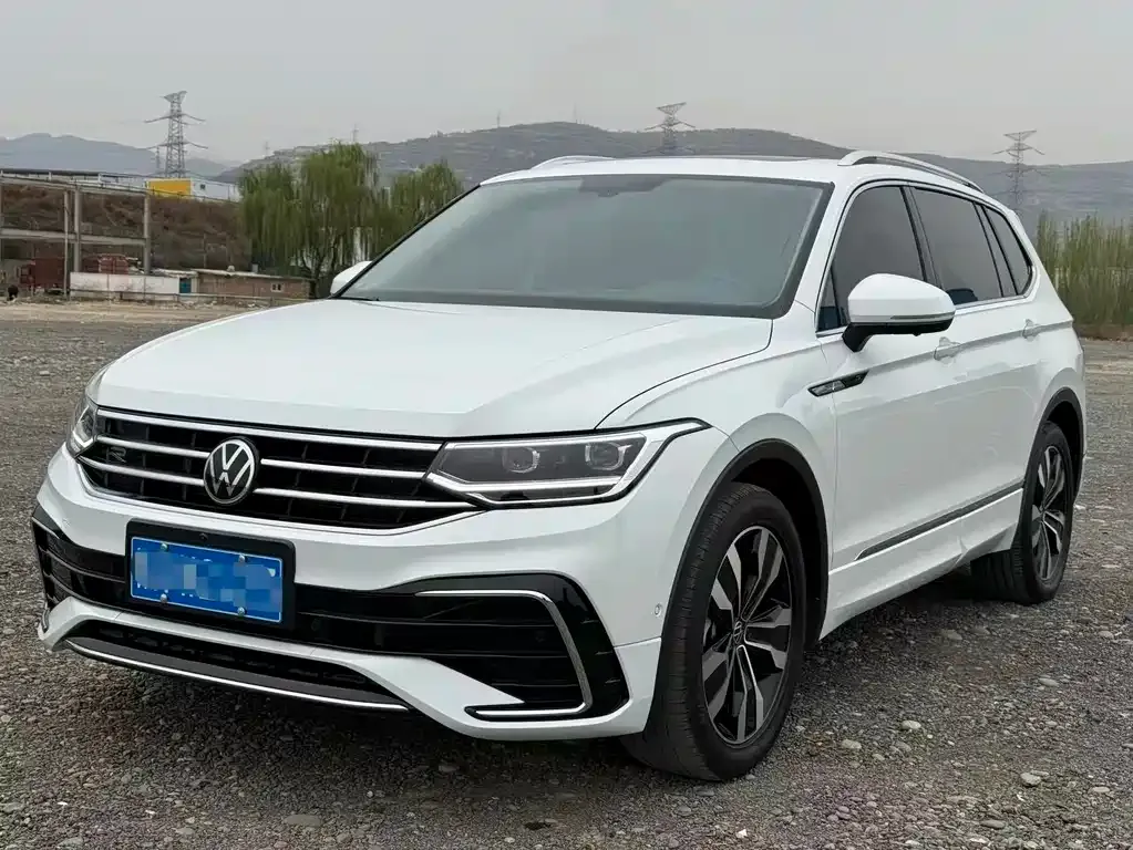 Volkswagen Tiguan L — фото 1