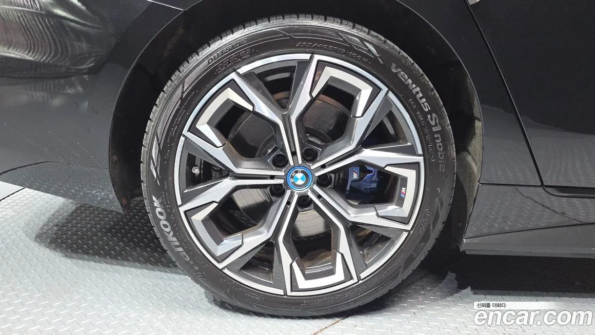 BMW i4 — фото 9