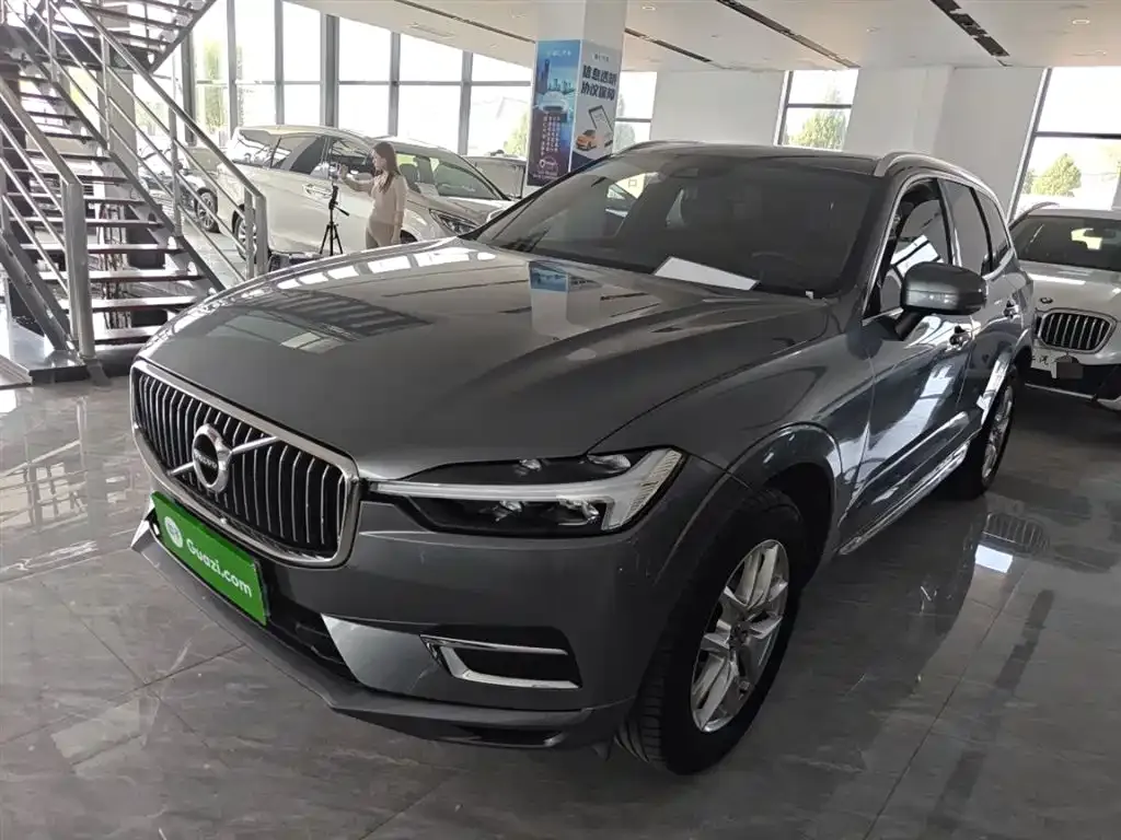 Volvo XC60 — фото 1