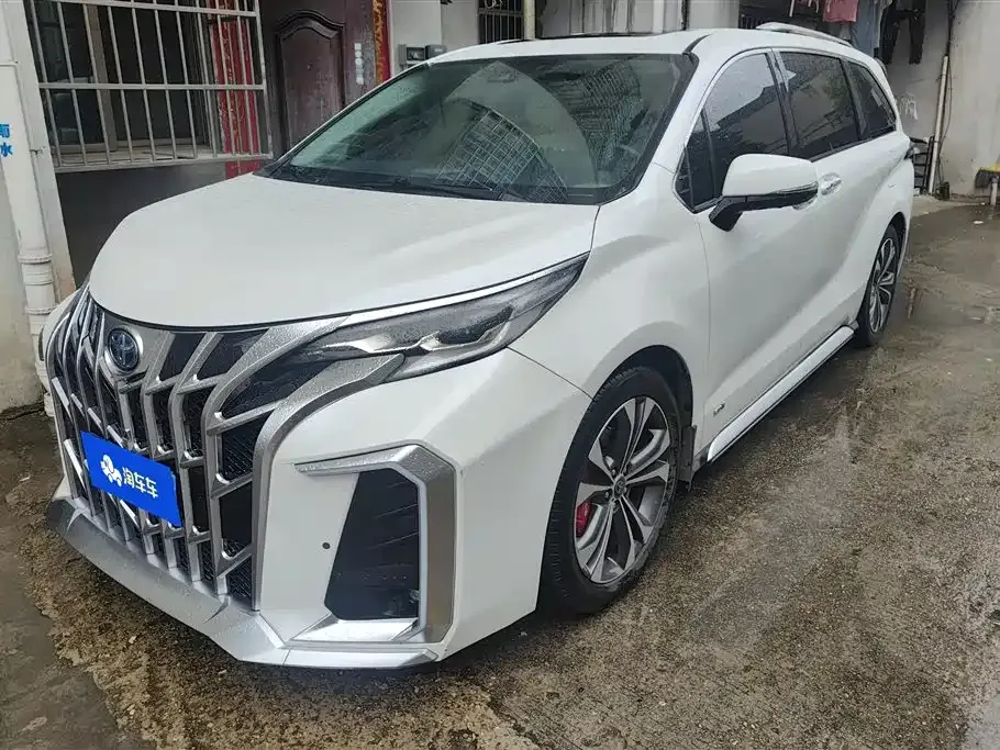 Toyota Granvia — фото 1