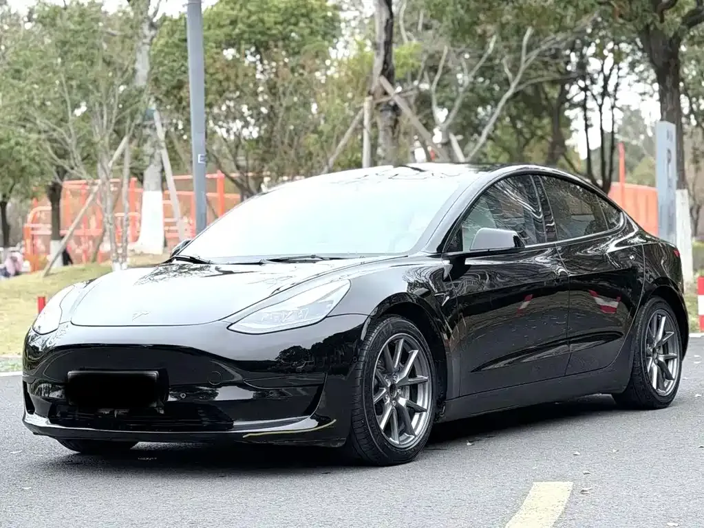 Tesla Model 3 — фото 1