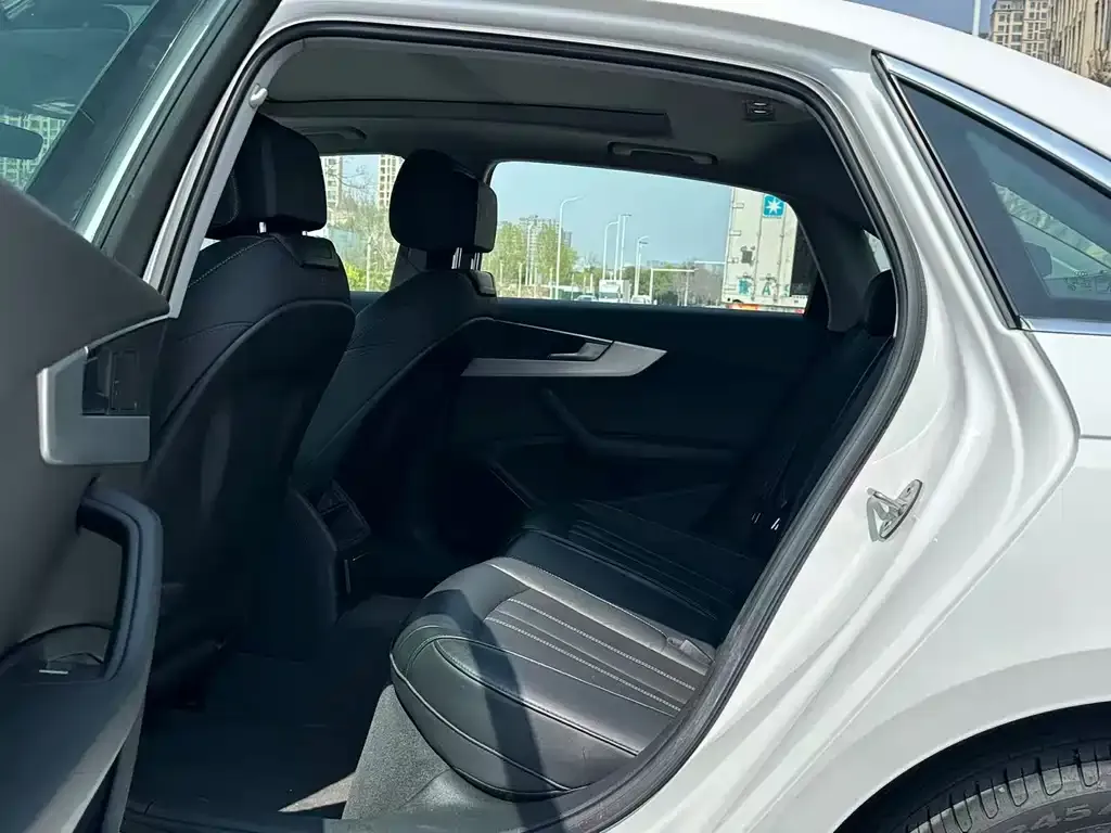 Audi A4L 2023 из CN, фото 3