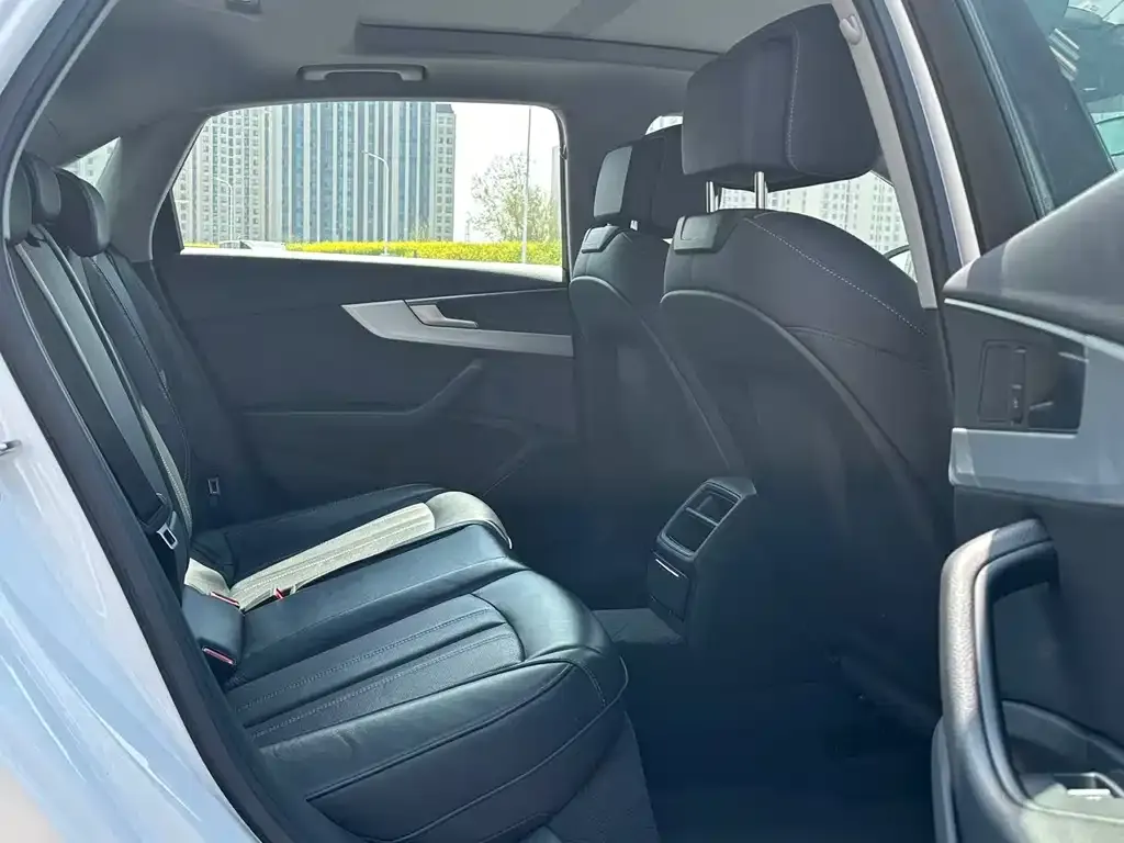 Audi A4L 2023 из CN, фото 4