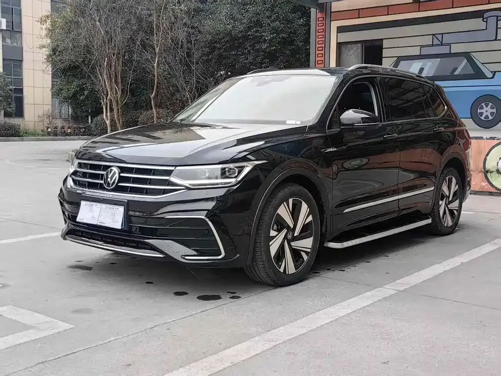 Volkswagen Tiguan L — фото 1