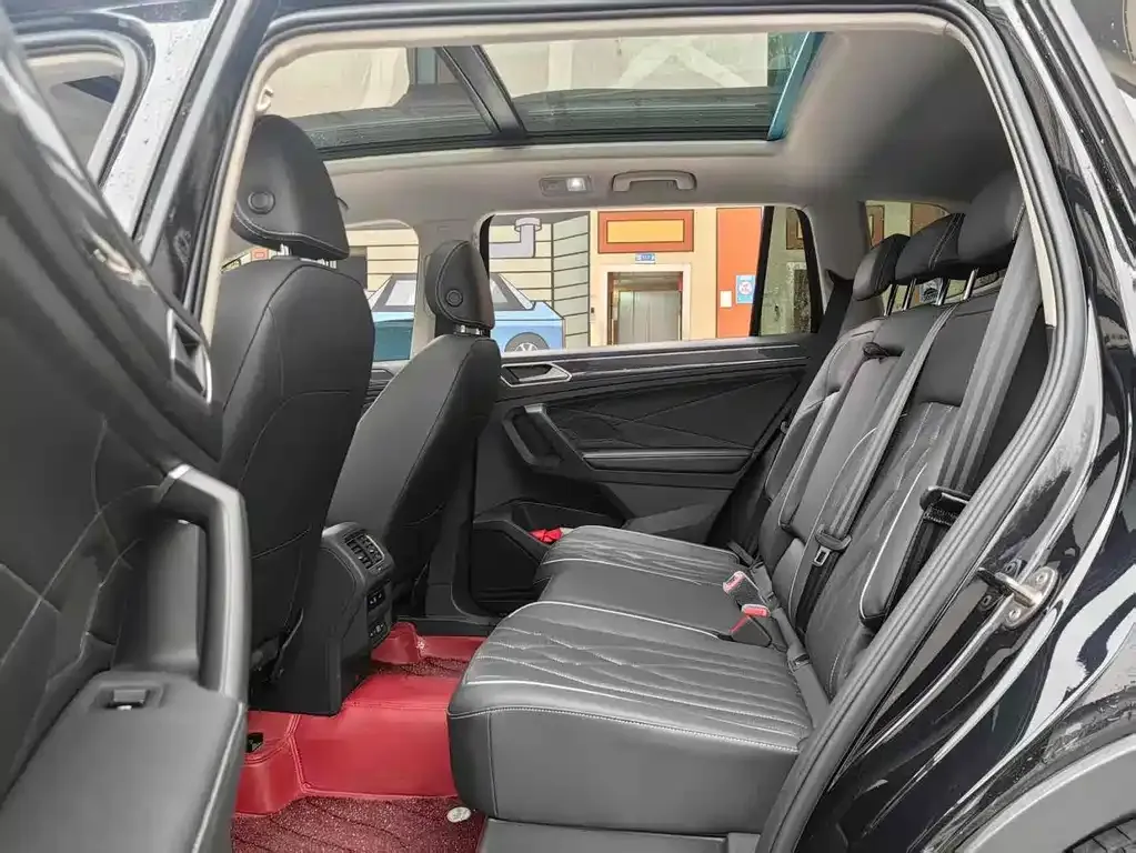 Volkswagen Tiguan L — фото 2