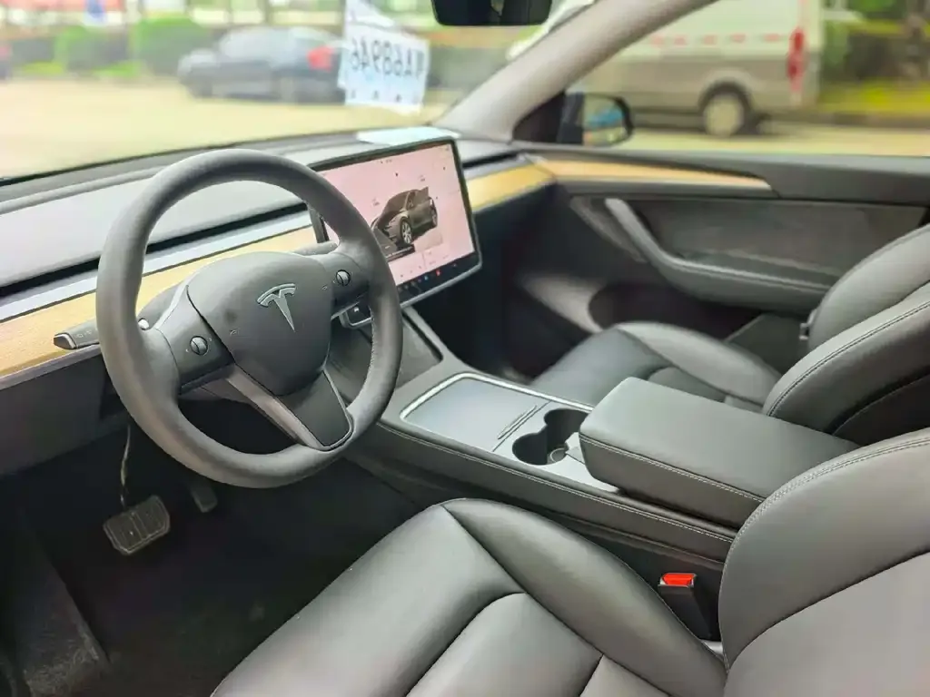 Tesla Model Y — фото 2