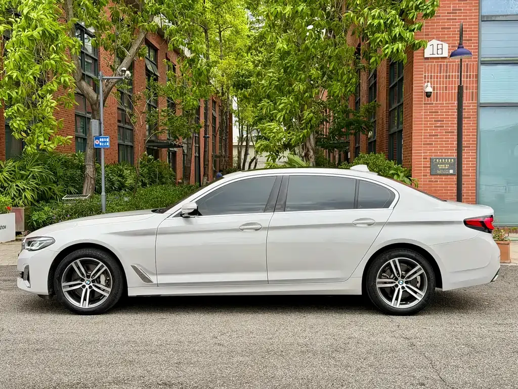BMW 5 Series — фото 8