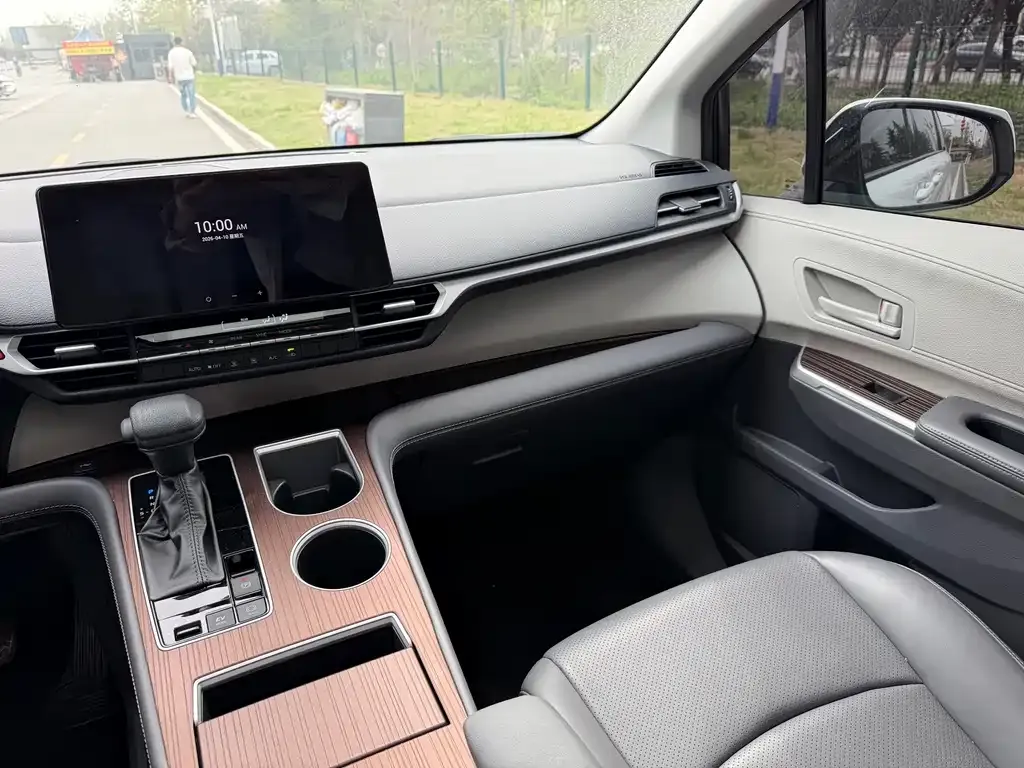 Toyota Sienna 2025 из CN, фото 3