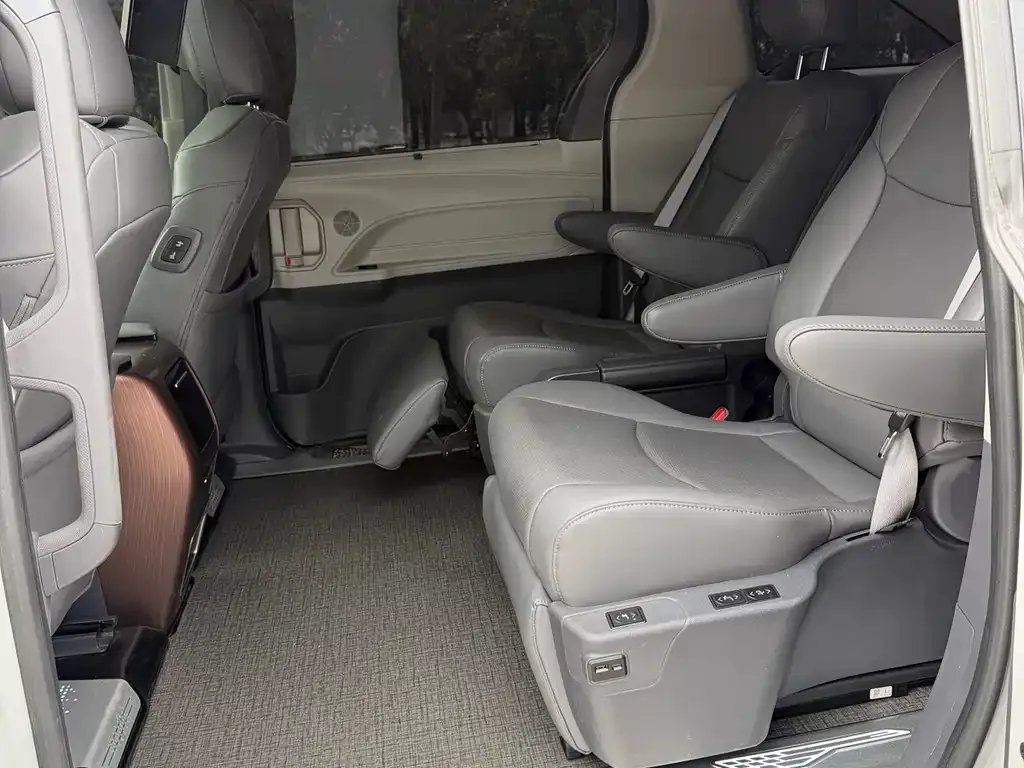 Toyota Sienna 2025 из CN, фото 5