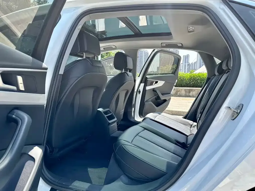 Audi A4L 2024 из CN, фото 2