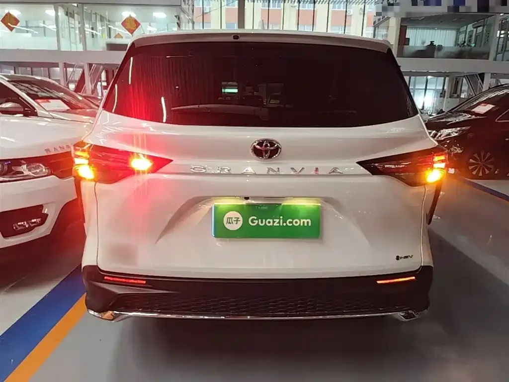 Toyota Granvia 2024 из CN, фото 10