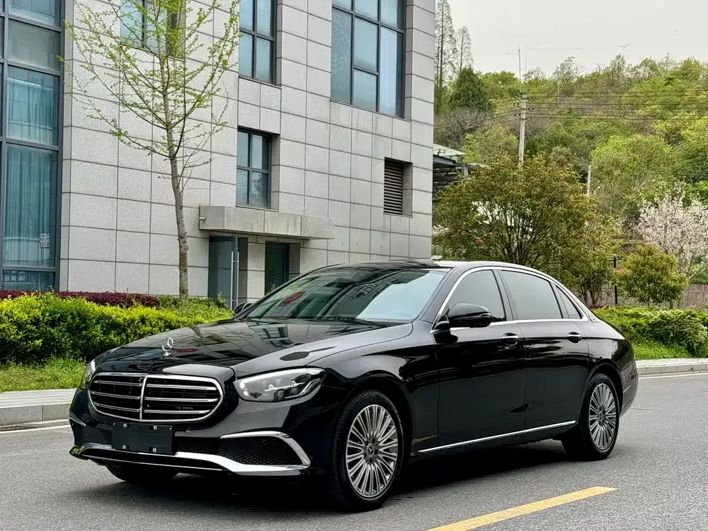 Mercedes-Benz E-Class — фото 1