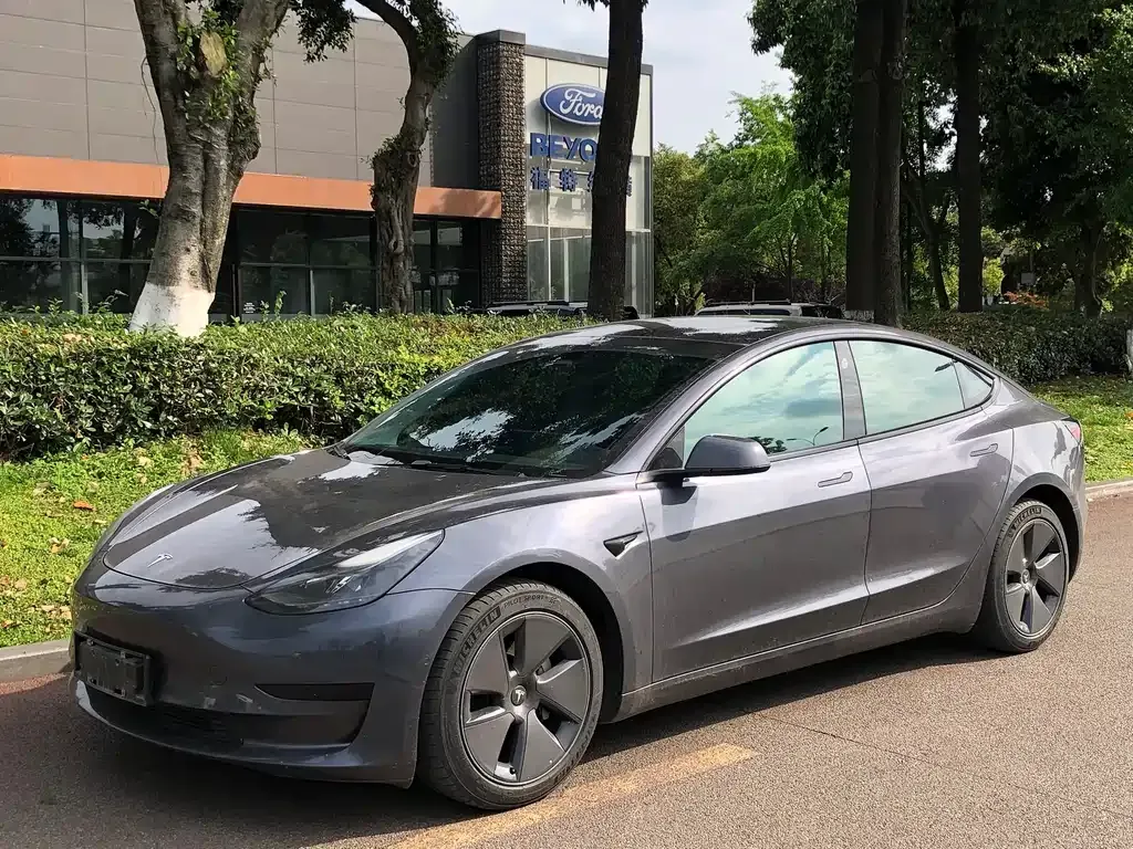 Tesla Model 3 — фото 1