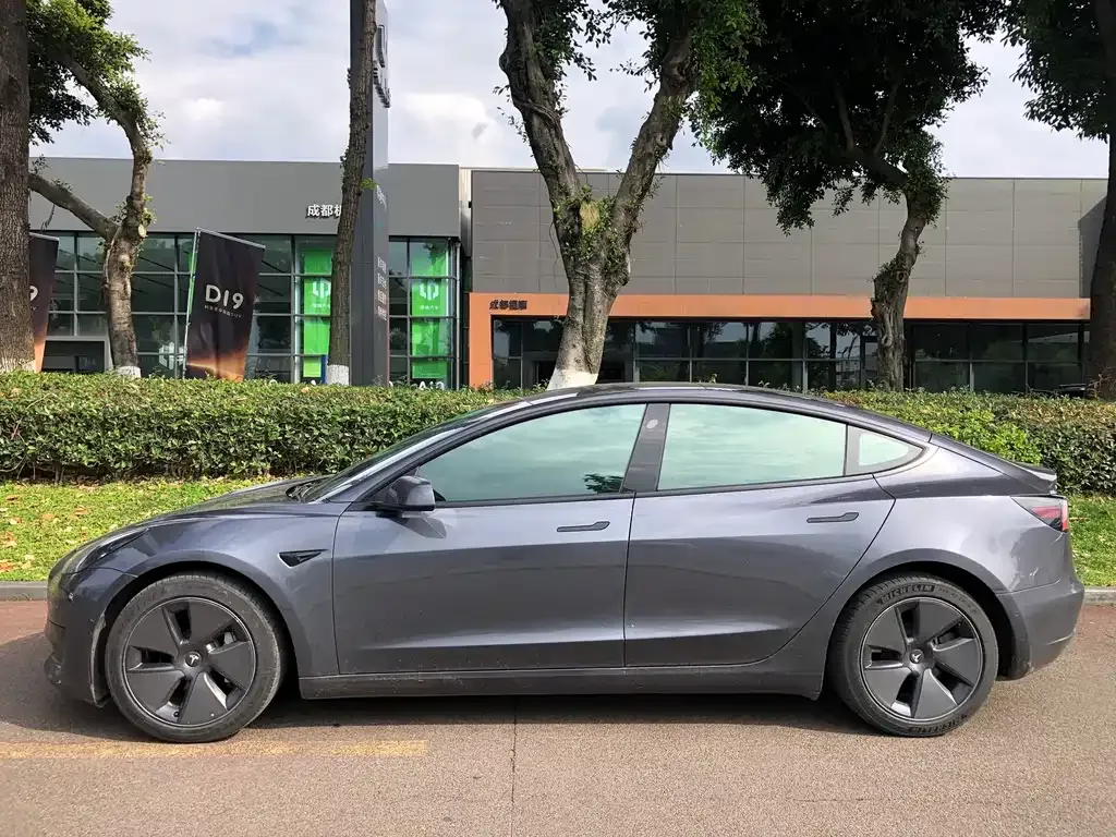 Tesla Model 3 — фото 4