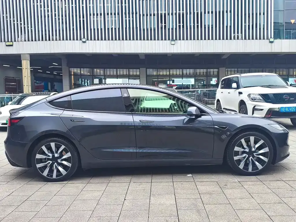 Tesla Model 3 — фото 8
