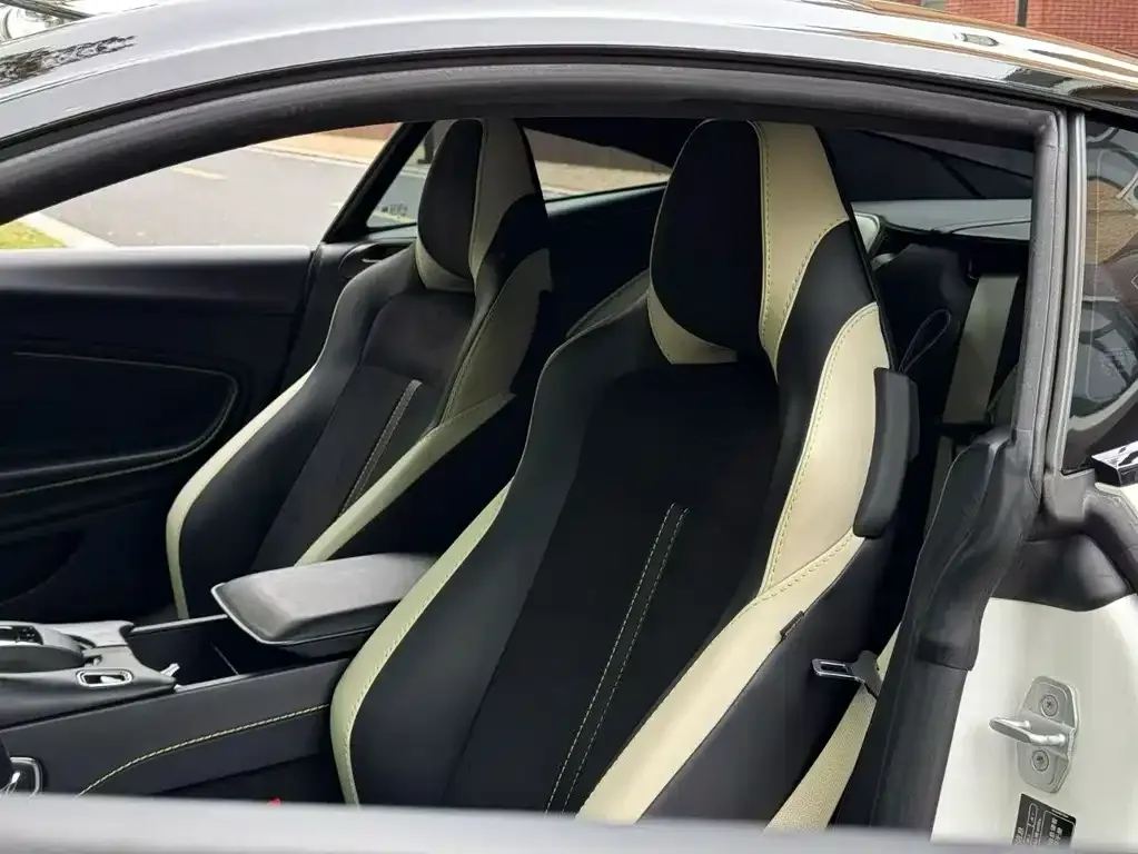 Aston Martin DB11 2023 из CN, фото 4