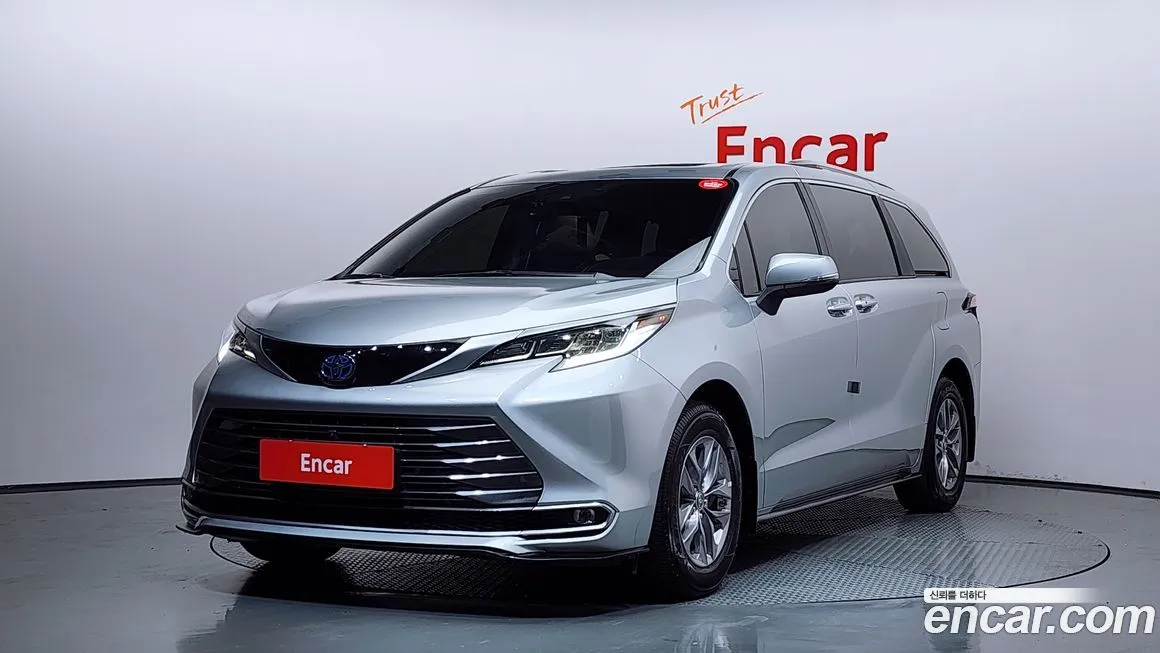 Toyota Sienna — фото 1