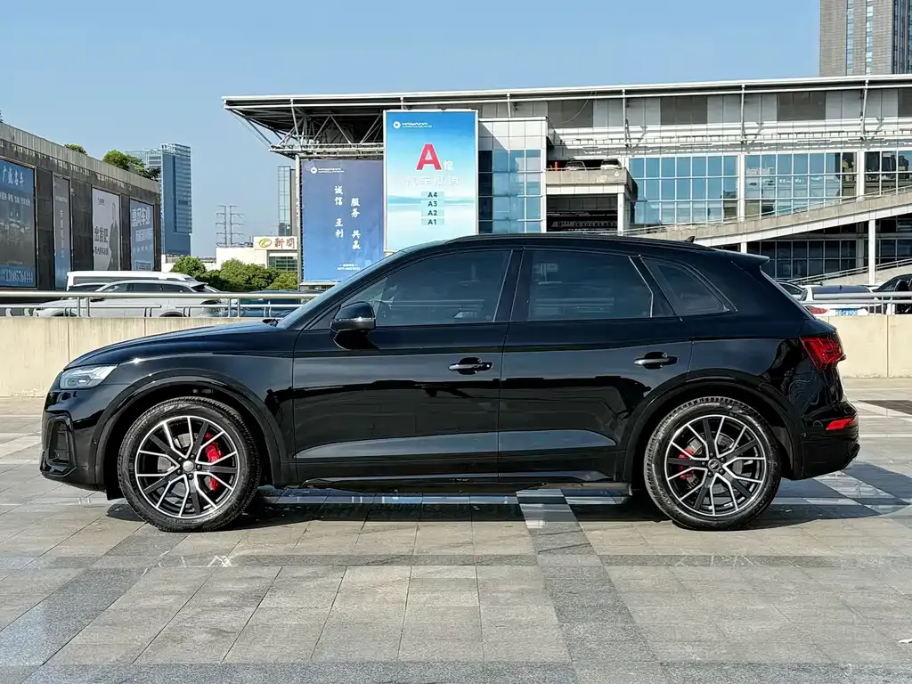 Audi SQ5 2023 из CN, фото 8