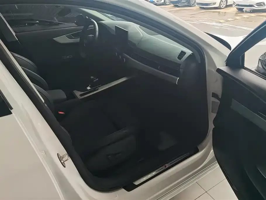Audi A4L 2022 из CN, фото 2