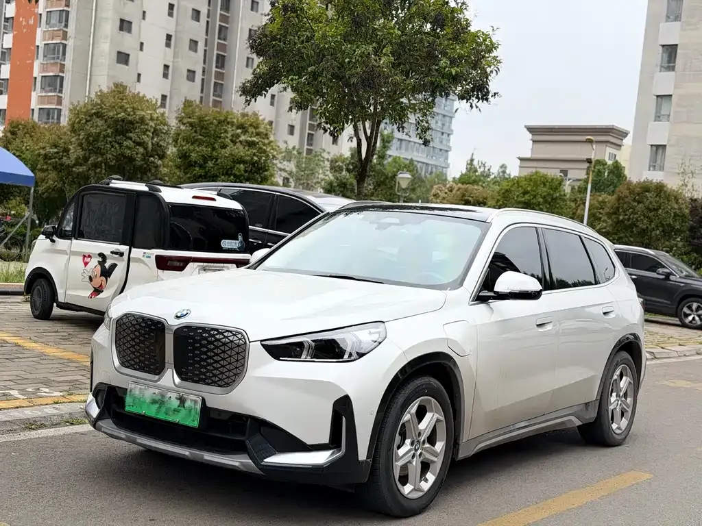 BMW iX1
