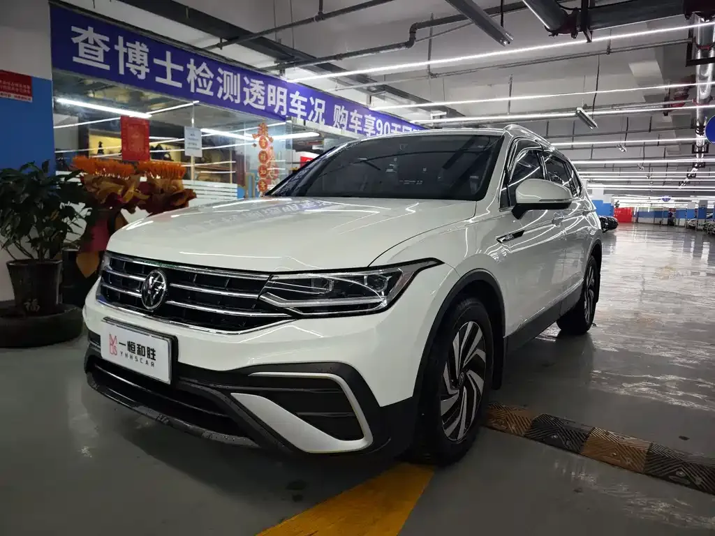Volkswagen Tiguan L — фото 1