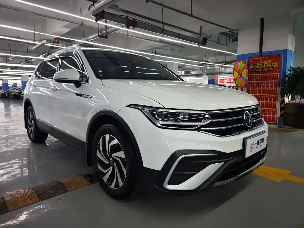 Volkswagen Tiguan L — фото 10