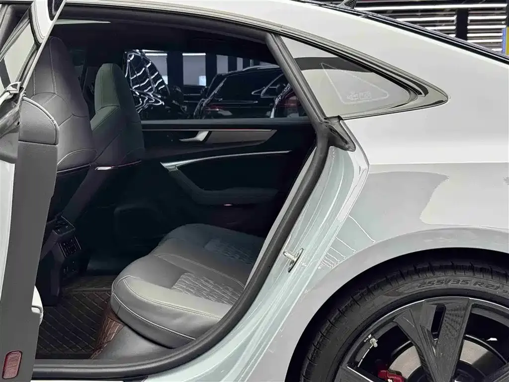 Audi A7L 2024 из CN, фото 7