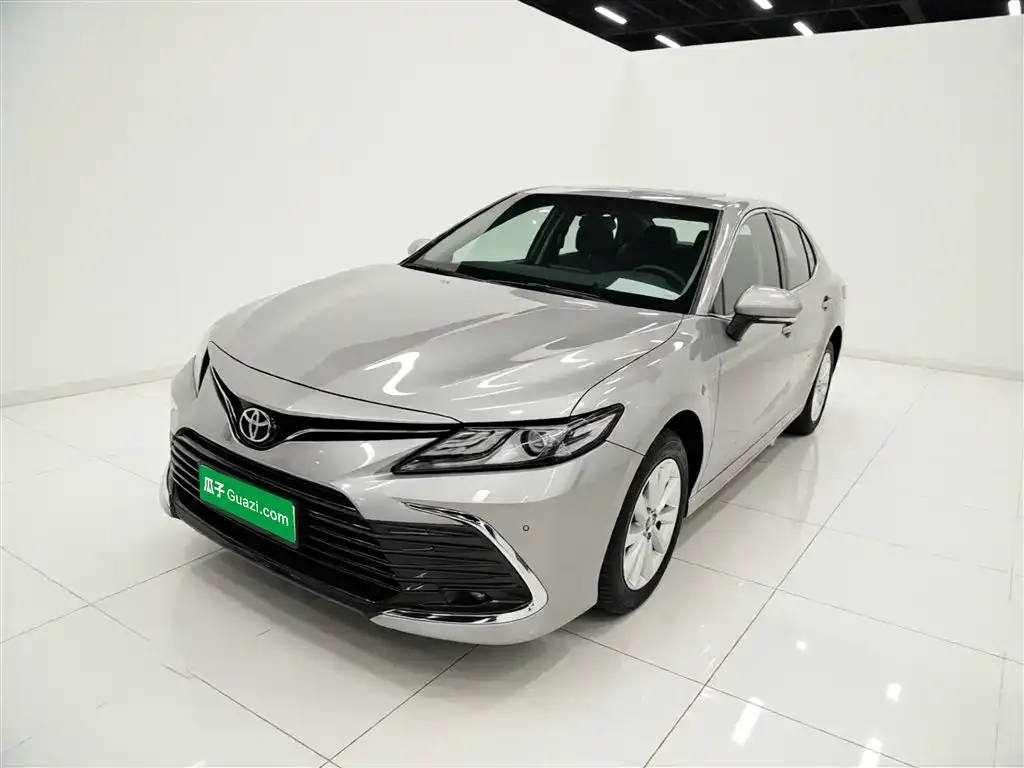 Toyota Camry — фото 1