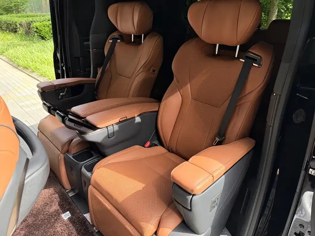 Toyota Alphard — фото 2