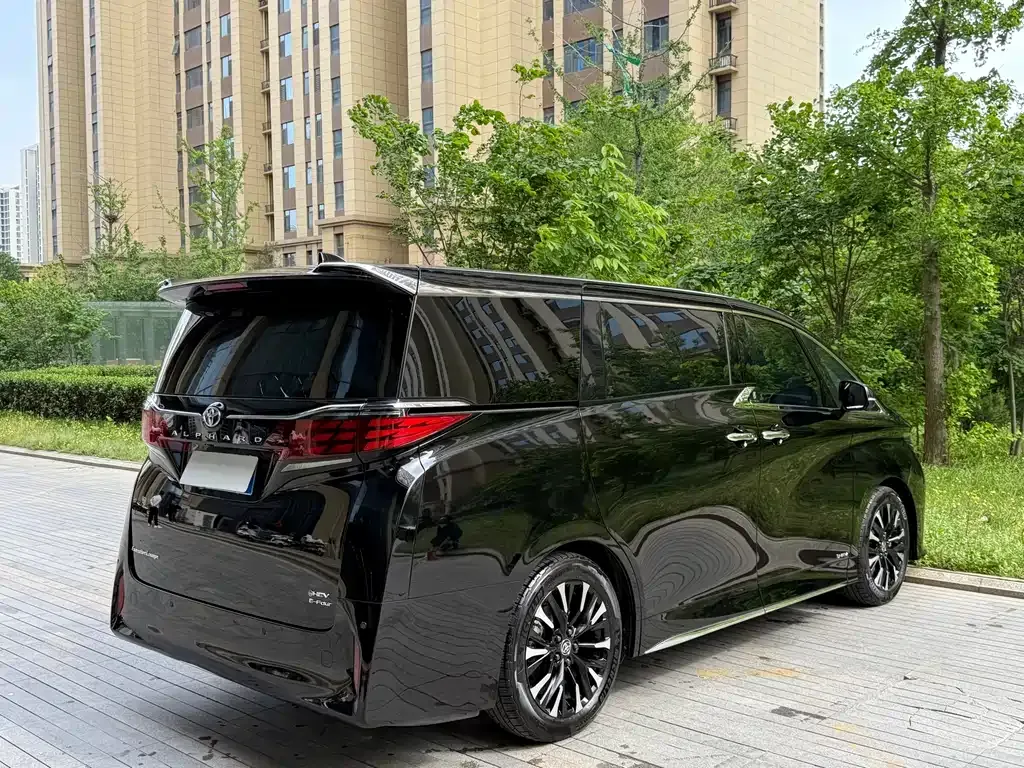 Toyota Alphard — фото 9
