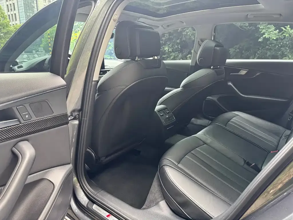 Audi A4L 2022 из CN, фото 3