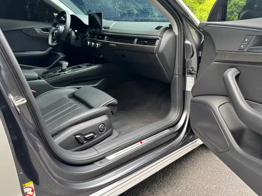 Audi A4L 2022 из CN, фото 2