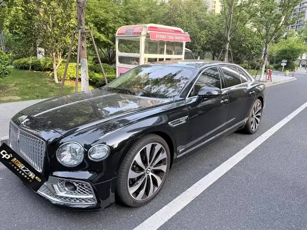 Bentley Flying Spur — фото 1
