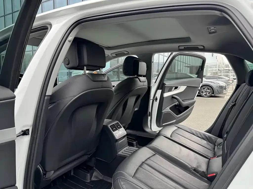 Audi A4L 2024 из CN, фото 2