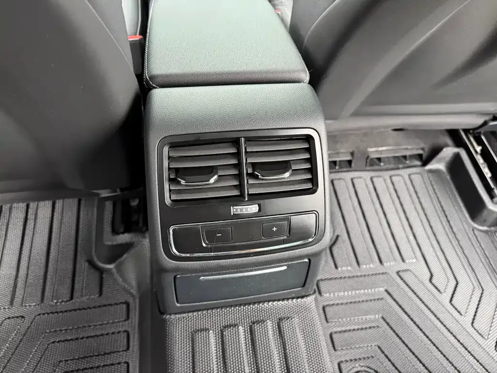 Audi A4L 2024 из CN, фото 6