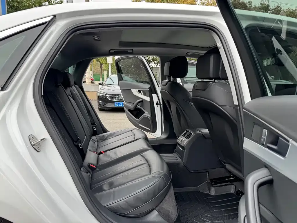 Audi A4L 2024 из CN, фото 10