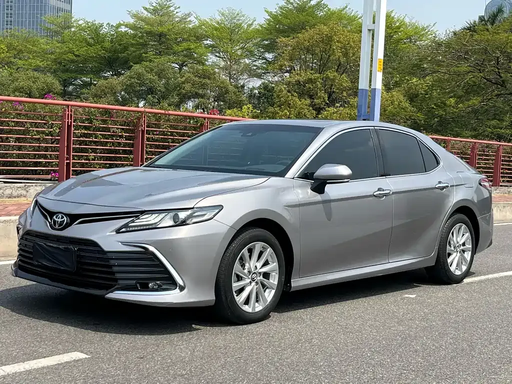 Toyota Camry — фото 1