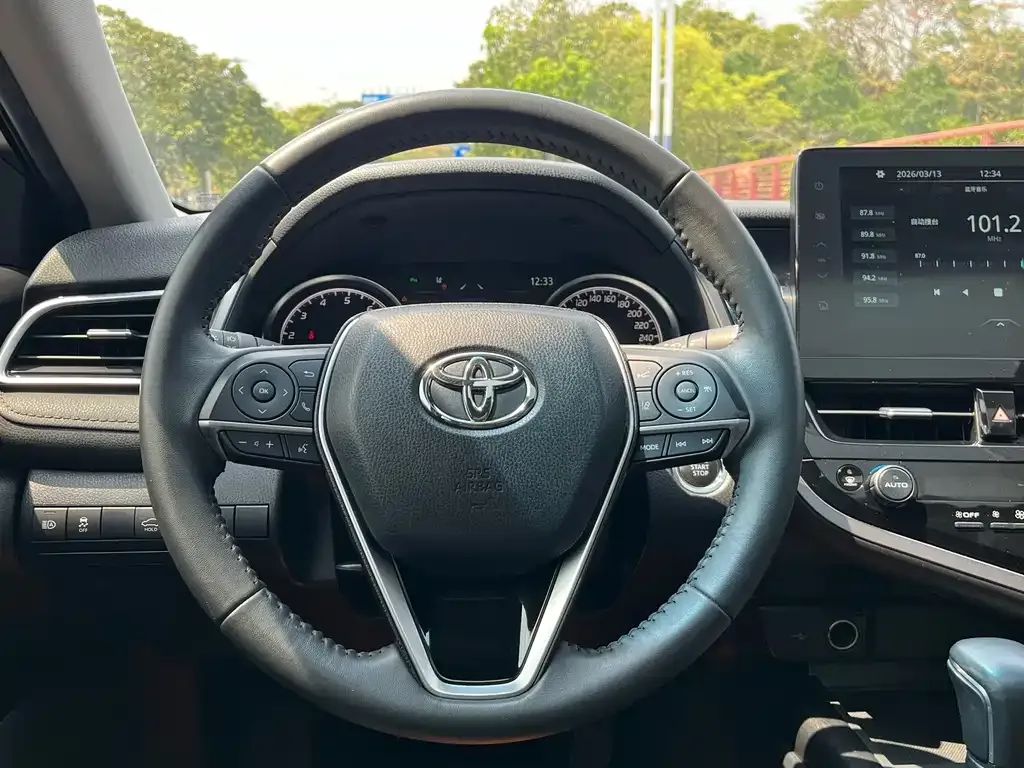 Toyota Camry — фото 3