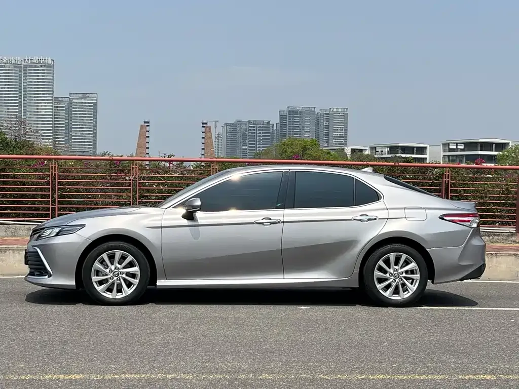 Toyota Camry — фото 4
