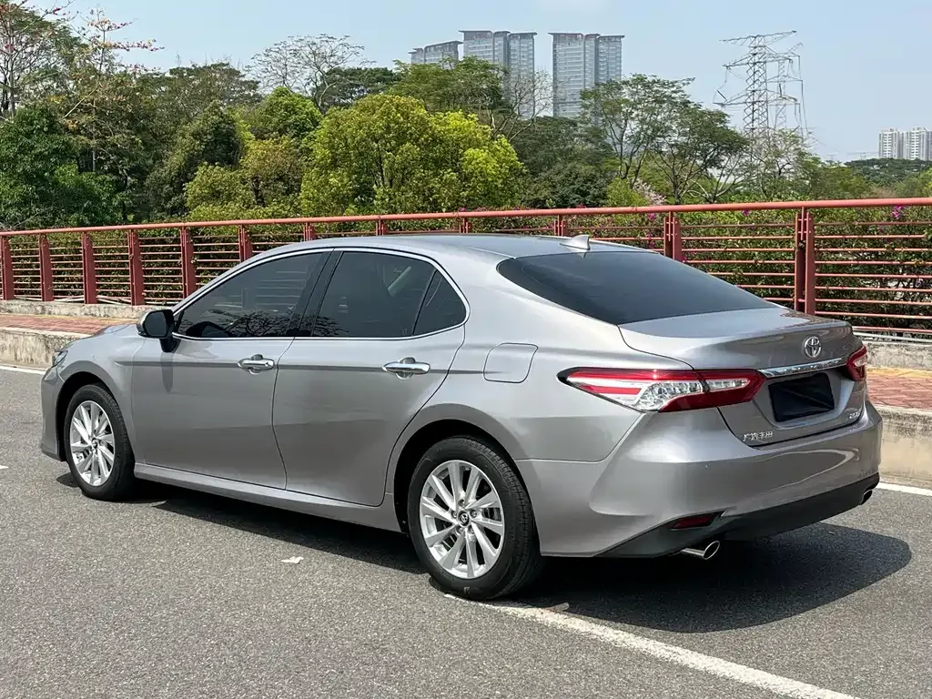 Toyota Camry — фото 10