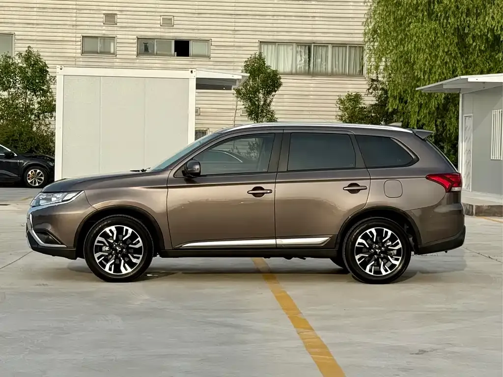 Mitsubishi Outlander 2021 из CN, фото 7