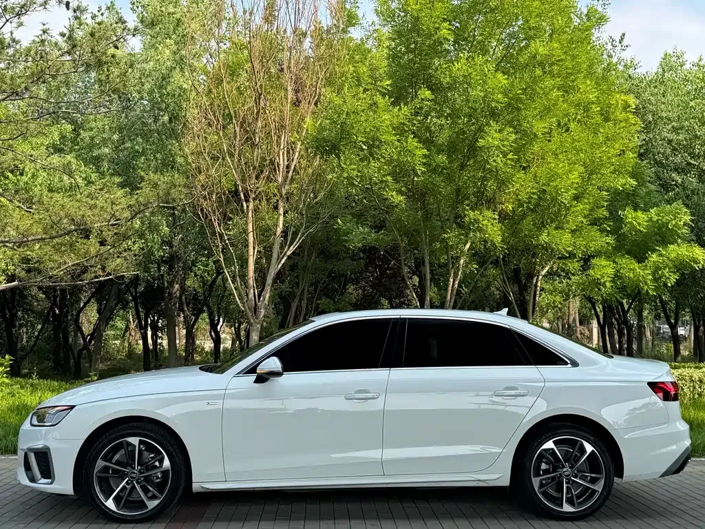 Audi A4L 2022 из CN, фото 9