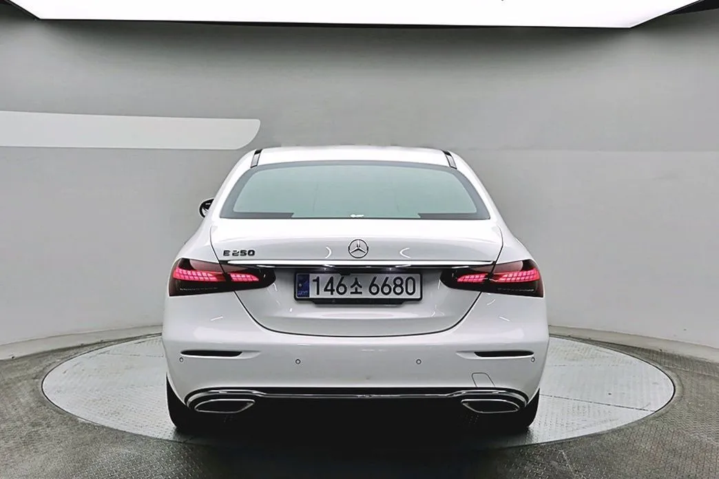 Mercedes-Benz E-Class — фото 7