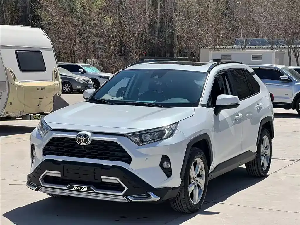 Toyota RAV4 — фото 1