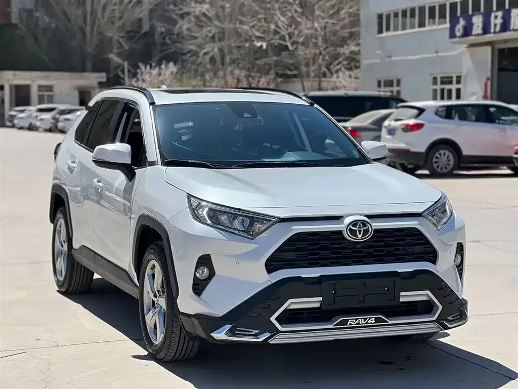 Toyota RAV4 — фото 8