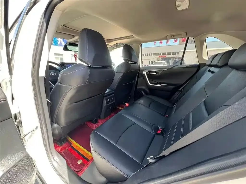 Toyota RAV4 — фото 6