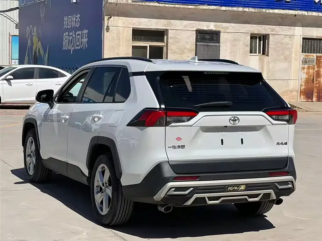 Toyota RAV4 — фото 7