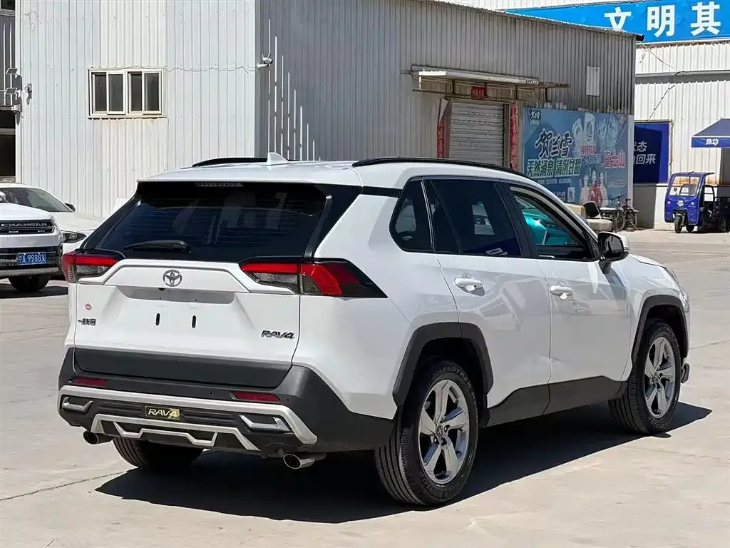Toyota RAV4 — фото 5