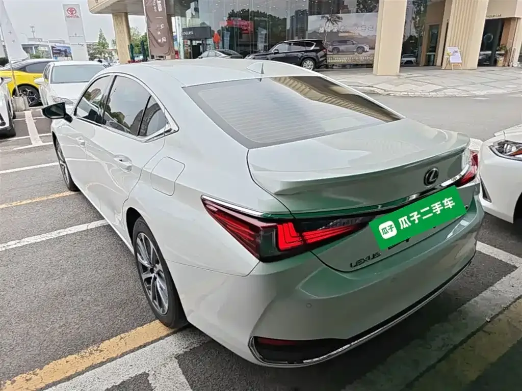 Lexus ES — фото 10